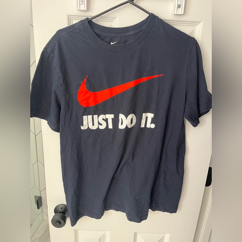 Men’s size medium Nike tee black orange short sleeved